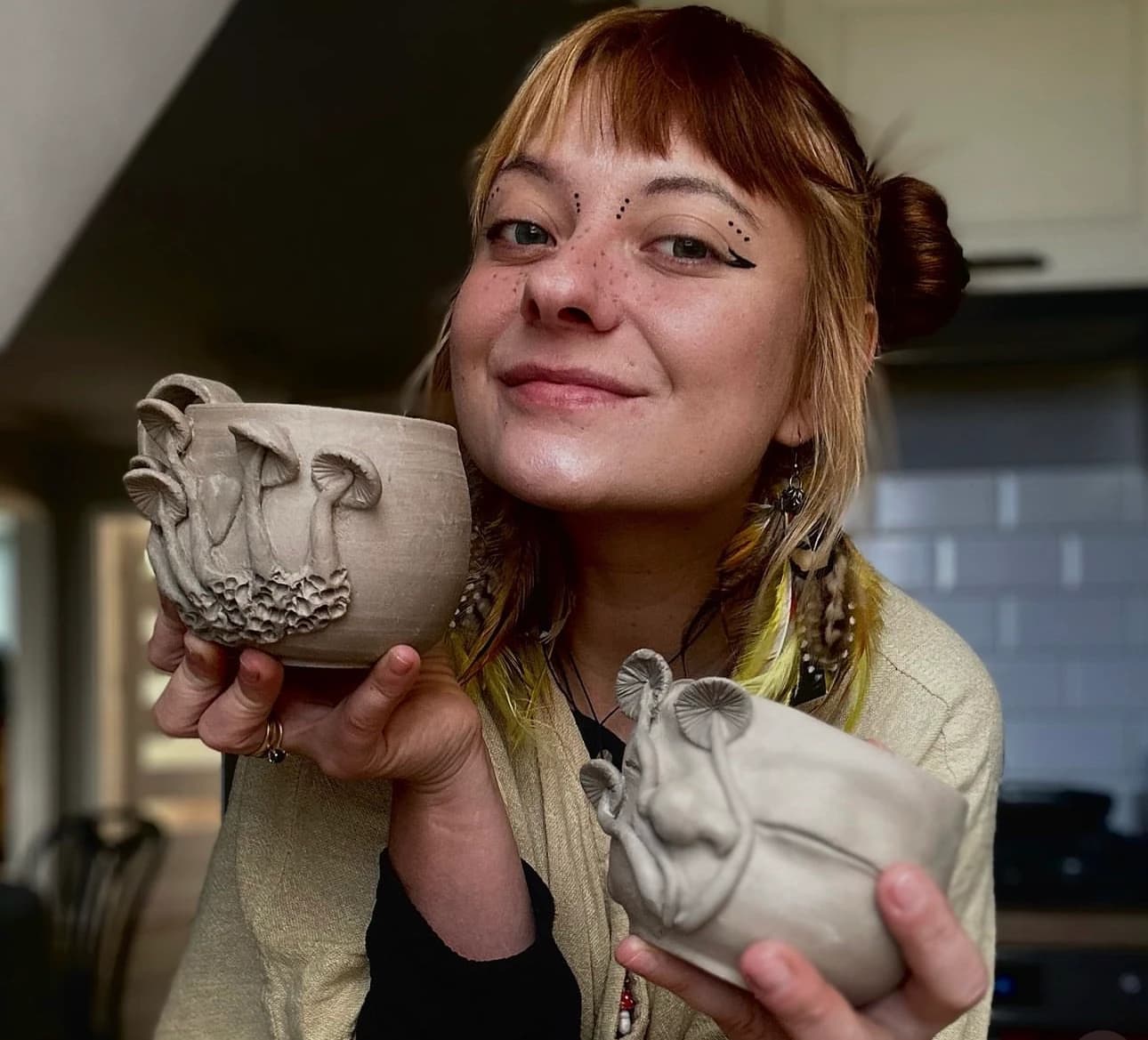Artystka Fairy Pottery ze swoimi pracami